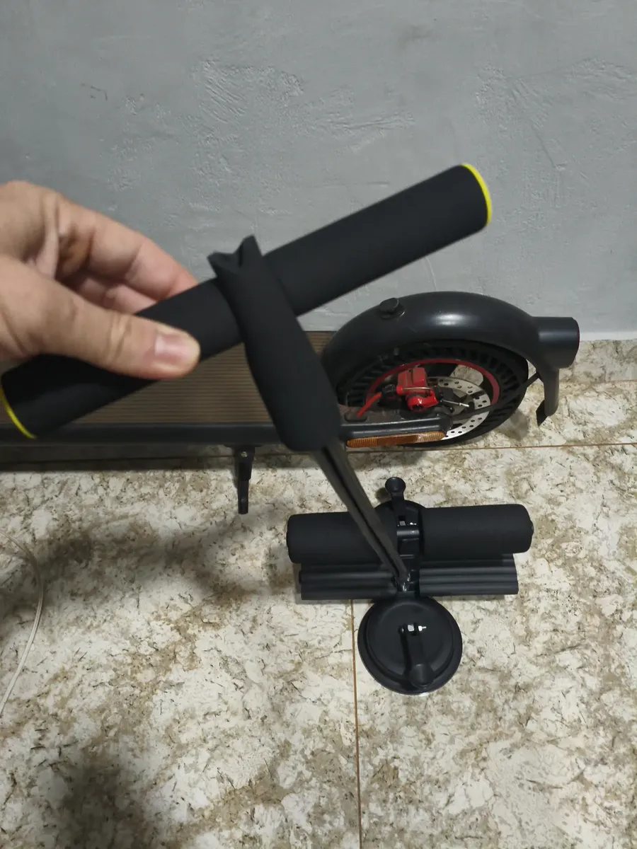 Aparelho de treino preto com barra e ventosa