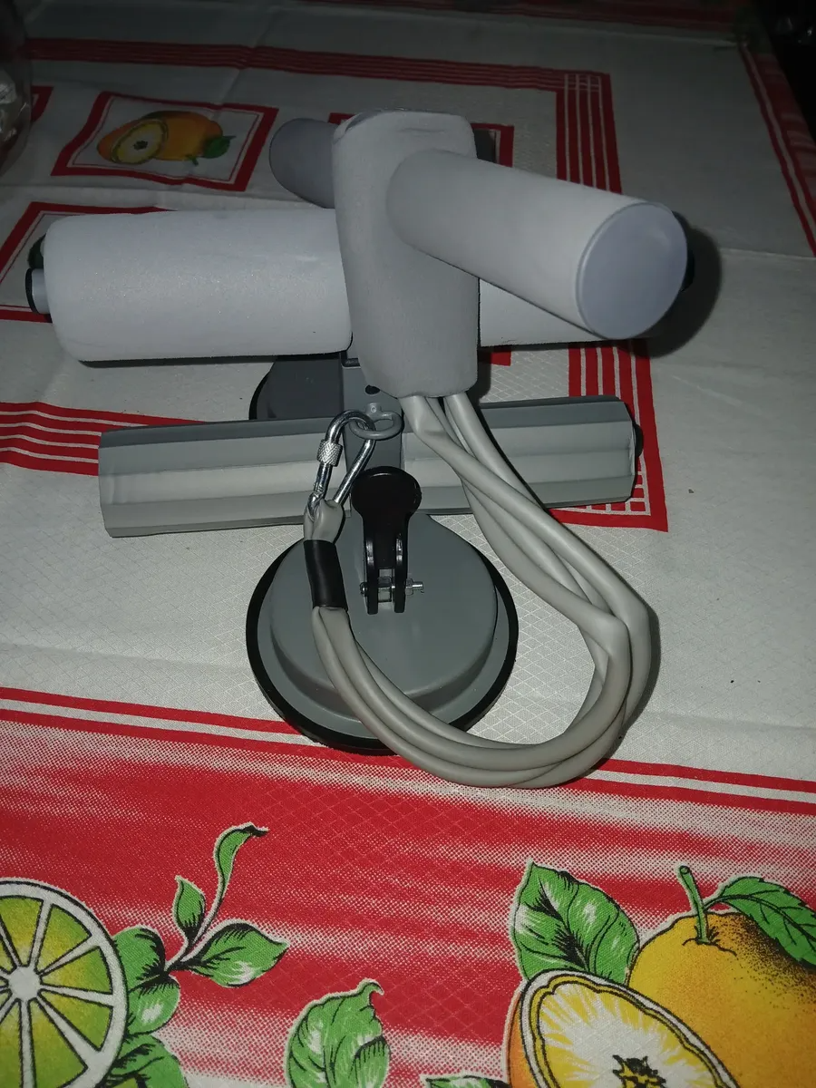 Aparelho cinza com elásticos de resistência